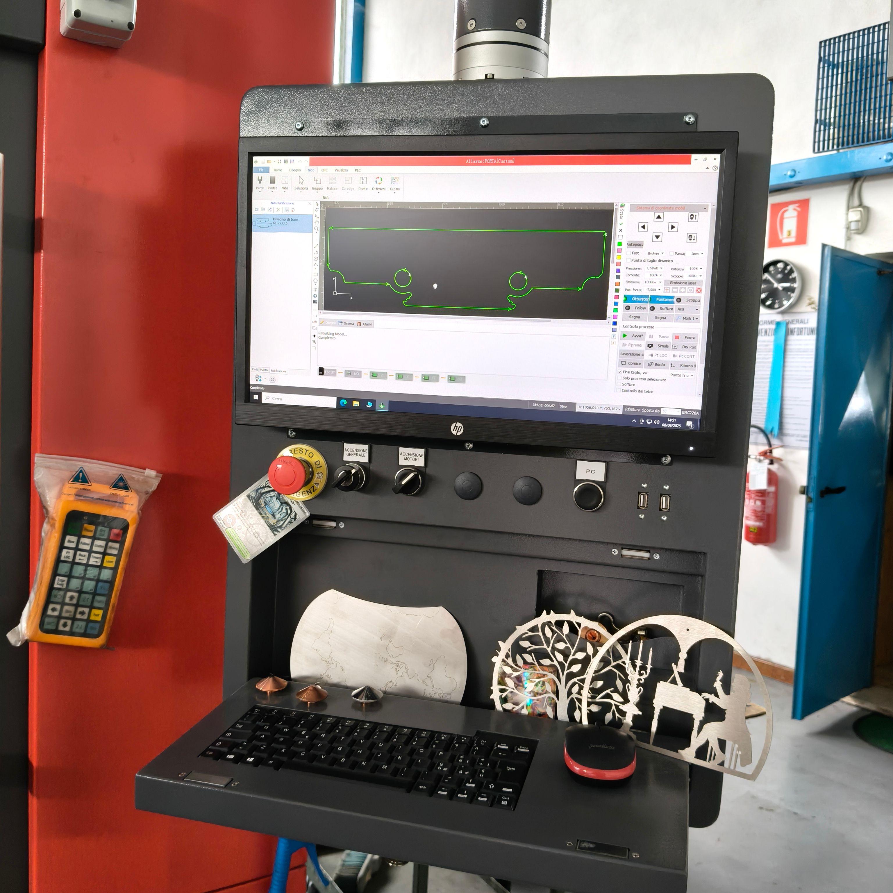 Pezzi decorativi tagliati al laser sulla console della macchina Trigatti