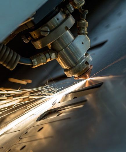 Scintille durante il taglio laser di una lamiera