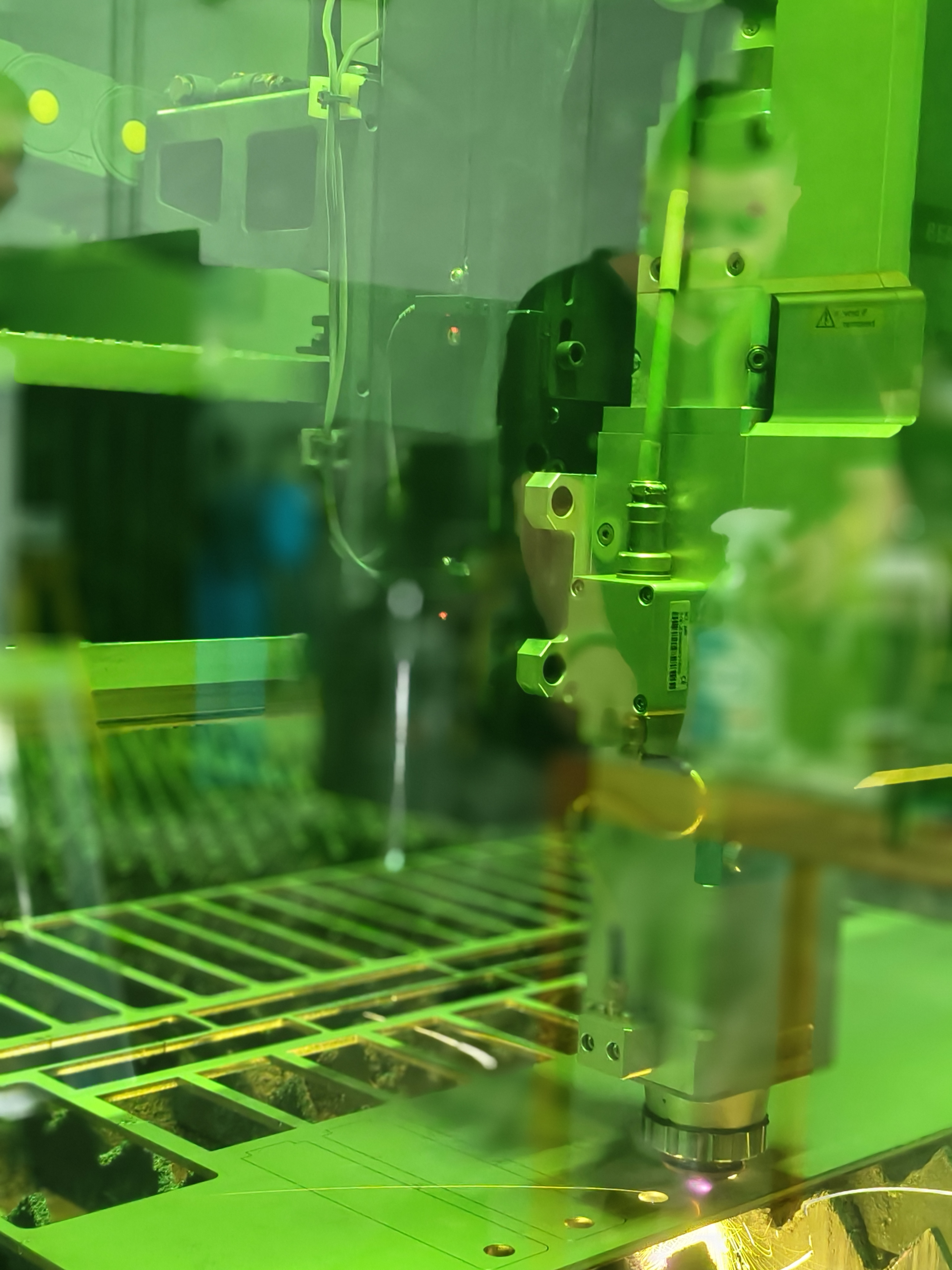 Dettaglio di un ingranaggio metallico tagliato al laser